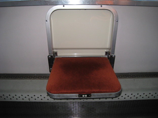 写真: スハネフ14-20 折畳み式補助椅子 下吉田駅