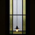 写真: 電灯と窓