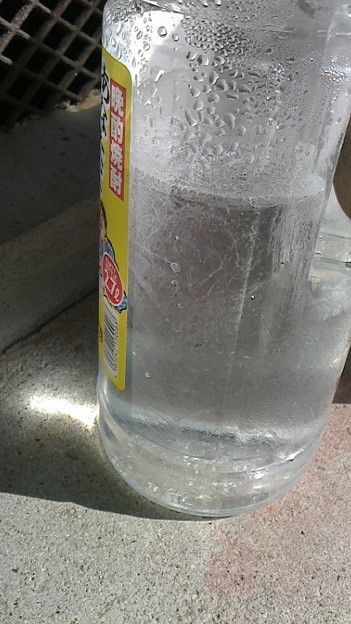 写真: 外のペットボトルの水が