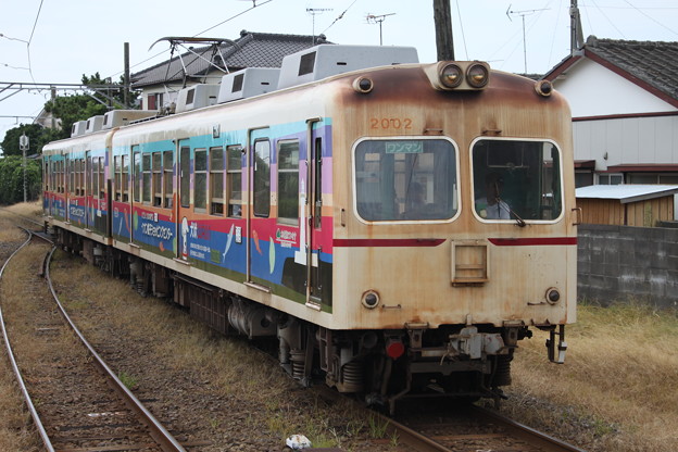 写真: 銚子電鉄2000形　デハ2002+クハ2502（イオンラッピング車）