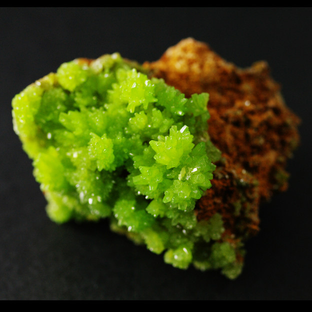 写真: 珍しい結晶形の緑鉛鉱
