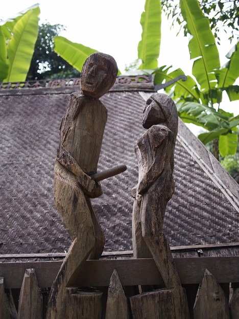 照片: ジャライ族の墓所に飾られる交合の木像