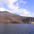 箱根芦ノ湖紅葉と海賊船