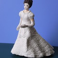 写真: クレイ人形　白いドレスやや右から