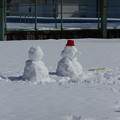 写真: 校庭の雪だるま