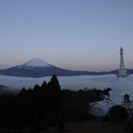 写真: 朝霧と白亜の塔と富士山(夜明け前)