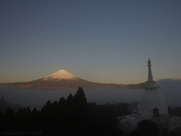 朝霧と白亜の塔と富士山(夜明け後)