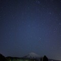 写真: 富士山と獅子座流星群