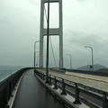 写真: 雨と強風の来島海峡大橋