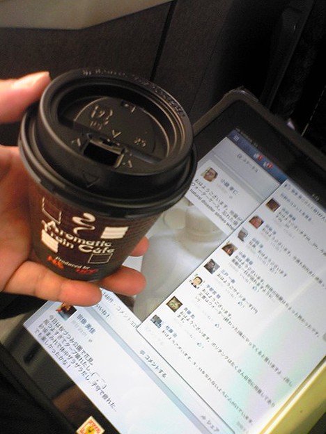 写真: おはようございます！ 朝の新幹線コーヒー。蓋の飲み口から熱いの怖く...