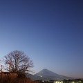 写真: 雪に覆われた日没後の富士山