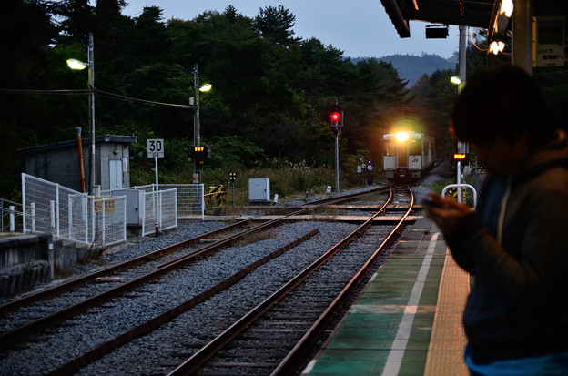 写真: 日が暮れた清里駅へ進入するキハ100系
