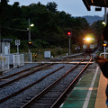 Photos: 日が暮れた清里駅へ進入するキハ100系