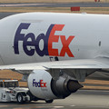 写真: 牽引されるFedEx MD-11F