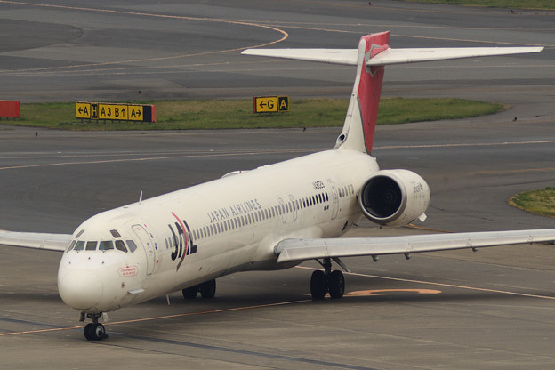 写真: 定期運航最終日のJAL MD-90 1804便(10)
