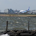 写真: 白波立つ東京湾と羽田空港