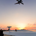 写真: 日没間際の着陸機