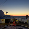 写真: 相模湾で迎える夜明け