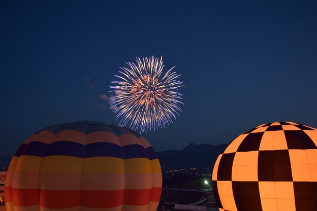 写真: 花火と気球のコラボ