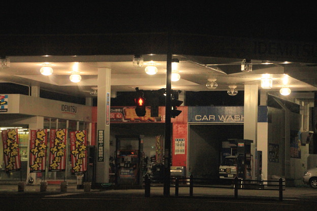写真: 夜のガソリンスタンド01-12.07.17