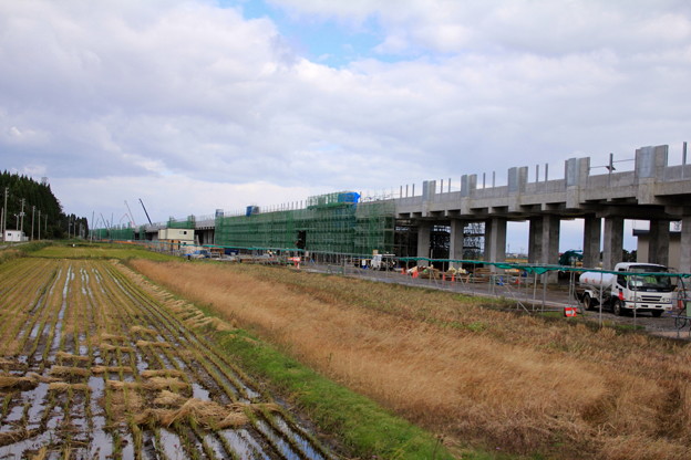 写真: 北海道新幹線高架橋建設中04-12.10.24