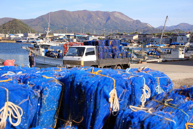 写真: 原別漁港とホタテ漁網籠01-12.10.26