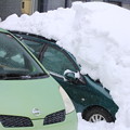 写真: 雪に埋もれる車01-13.01.20