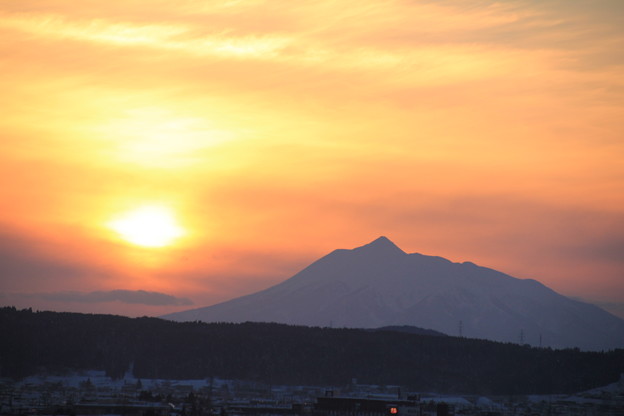 写真: 夕陽と岩木山01-13.01.23