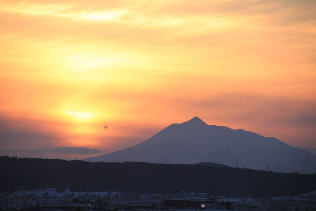 写真: 夕陽と岩木山02-13.01.23