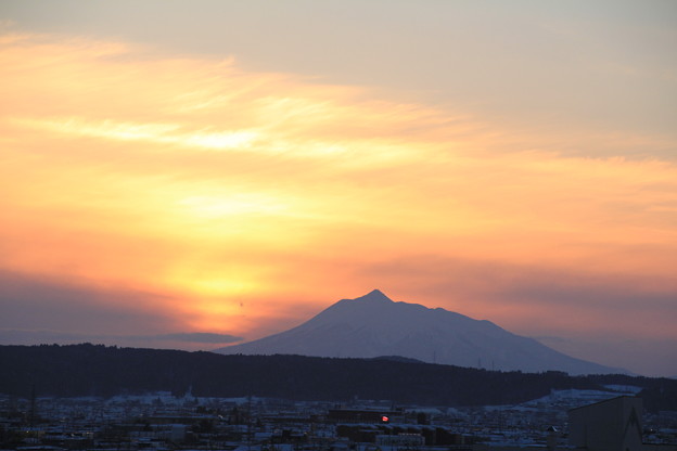 写真: 夕陽と岩木山03-13.01.23