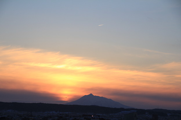 写真: 夕陽と岩木山04-13.01.23