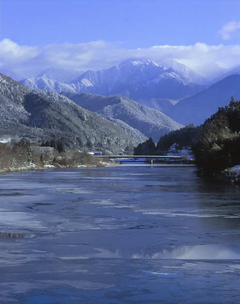 写真: 凍てつく木曽川