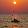 写真: 夕陽とヨット