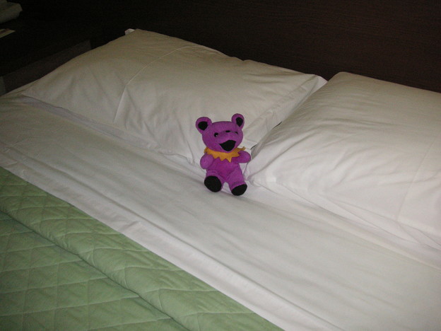 写真: ベッドにクマ