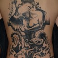 写真: 大阪 タトゥー 刺青 女性刺青 クロス 十字架 蛇 天使 マリア 背中一面