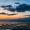 写真: 御輿来海岸の干潟と夕陽