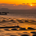 写真: 砂紋と夕陽