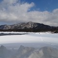 写真: 雪の本栖湖