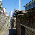 写真: 銭湯裏の道 (横浜市西区御所山町)