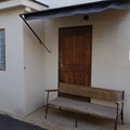 写真: 扉の前の長椅子 (渋谷区松濤)