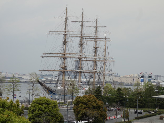 写真: 赤レンガ倉庫から望む船 (横浜市中区新港)