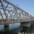 写真: 東海道本線、多摩川の鉄橋 (川崎市川崎区本町)
