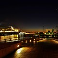 写真: 船の灯りは点り、夜明けまでいましばらくの微睡の時。