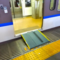 写真: JR 車いす用 乗車 降車 スロープ 天神川駅