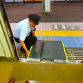 写真: JR 車いす用 乗車 降車 スロープ 広島駅