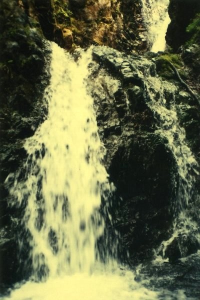 写真: 葛葉川核心部最初の滝