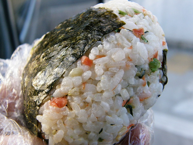写真: おにぎり「鮭・野沢菜・大葉の混ぜ合わせ？」