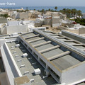 博物館の屋根と海