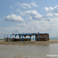 写真: さびれた海の家・・・