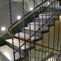 写真: 金属ネジネジ階段